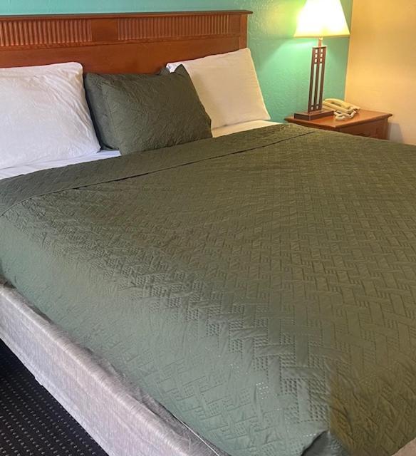 Claridge Inn - St. George Bagian luar foto