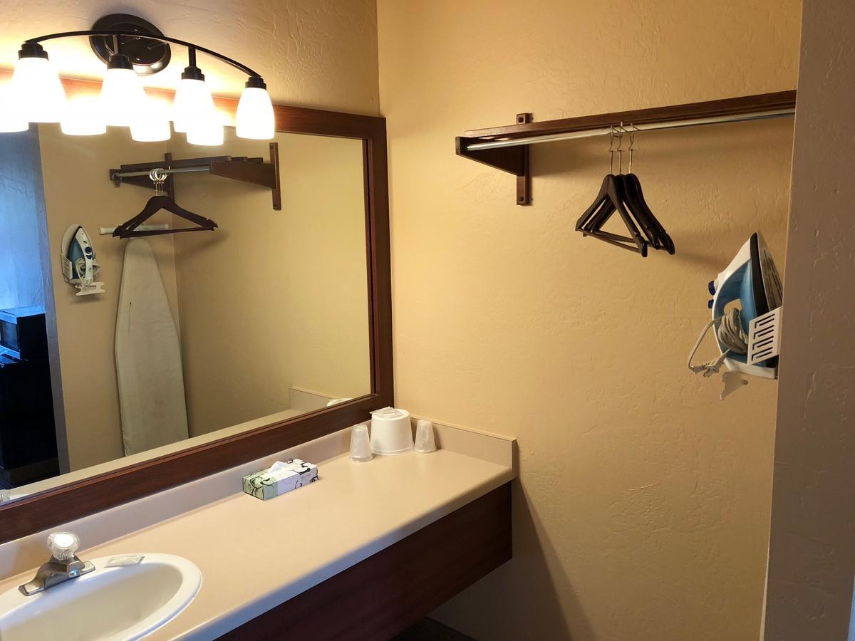 Claridge Inn - St. George Bagian luar foto