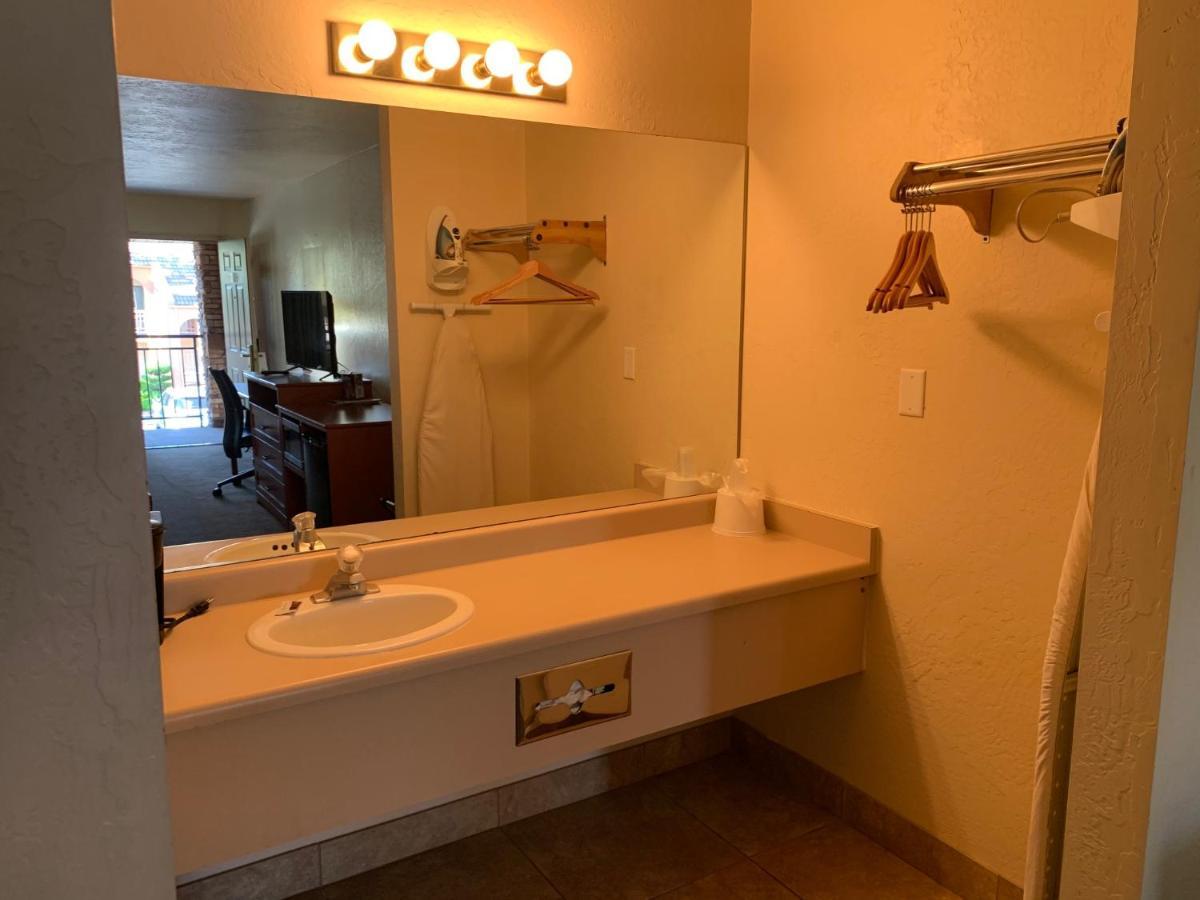 Claridge Inn - St. George Bagian luar foto